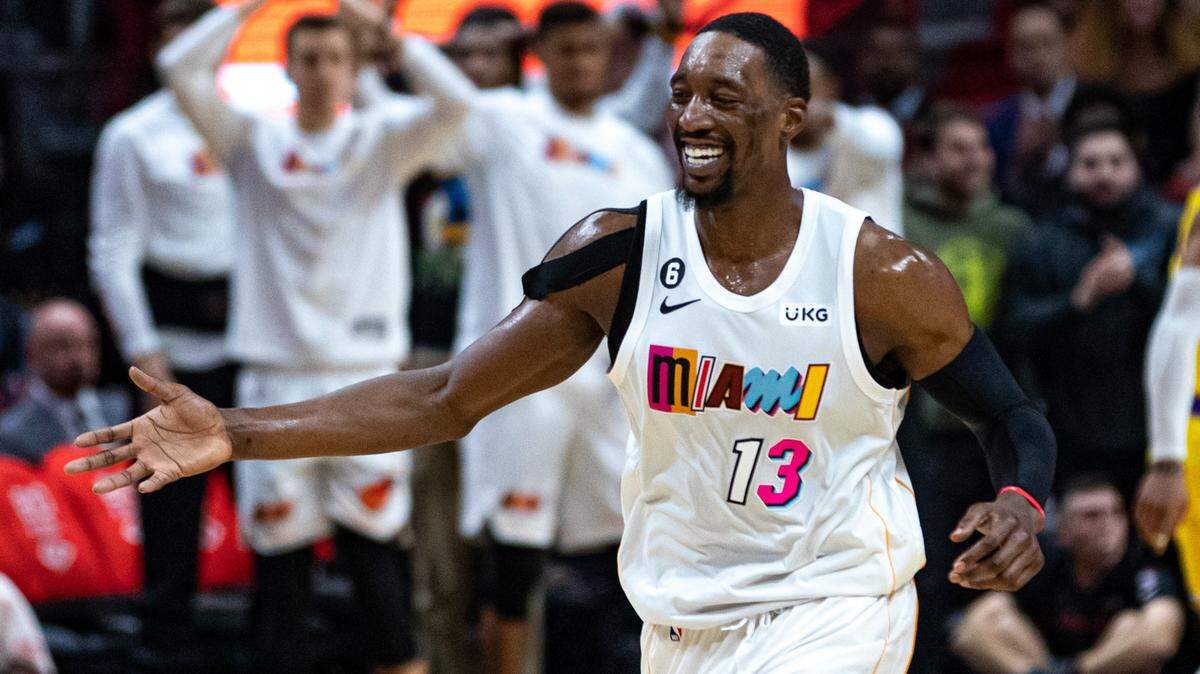 El Heat recibió buenas noticias el lunes después de que su centro titular Bam Adebayo saliera en el último cuarto del partido ante los Nets el domingo por un dolor en la mano derecha. Una resonancia magnética reveló una contusión en la muñeca derecha, pero nada grave. 