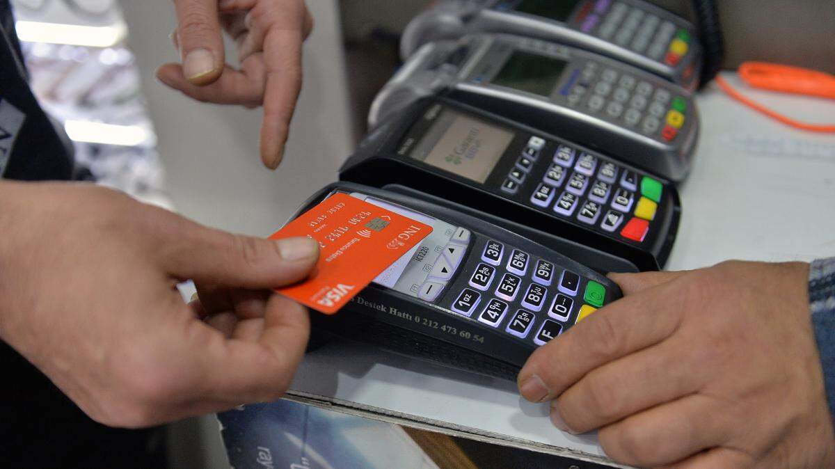 Si bien la economía estadounidense goza de buena salud en general, hay grupos de estadounidenses que han agotado sus ahorros y aumentado los saldos de sus tarjetas de crédito tras batallar contra la inflación durante más de dos años.