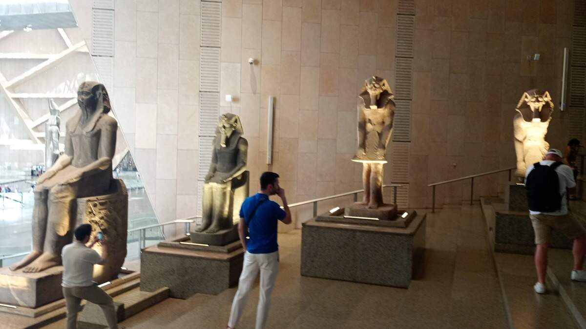 Diez estatuas flaquean al visitante mientras asciende por unas escalinatas hasta el punto más alto del edificio.
