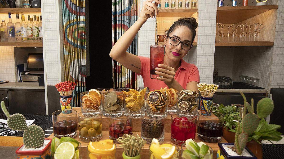 La bartender, Silvia Martínez prepara la bebida ‘El Diablo’ en el restaurante mexicano Diez y Seis ubicado en el Shore Club.