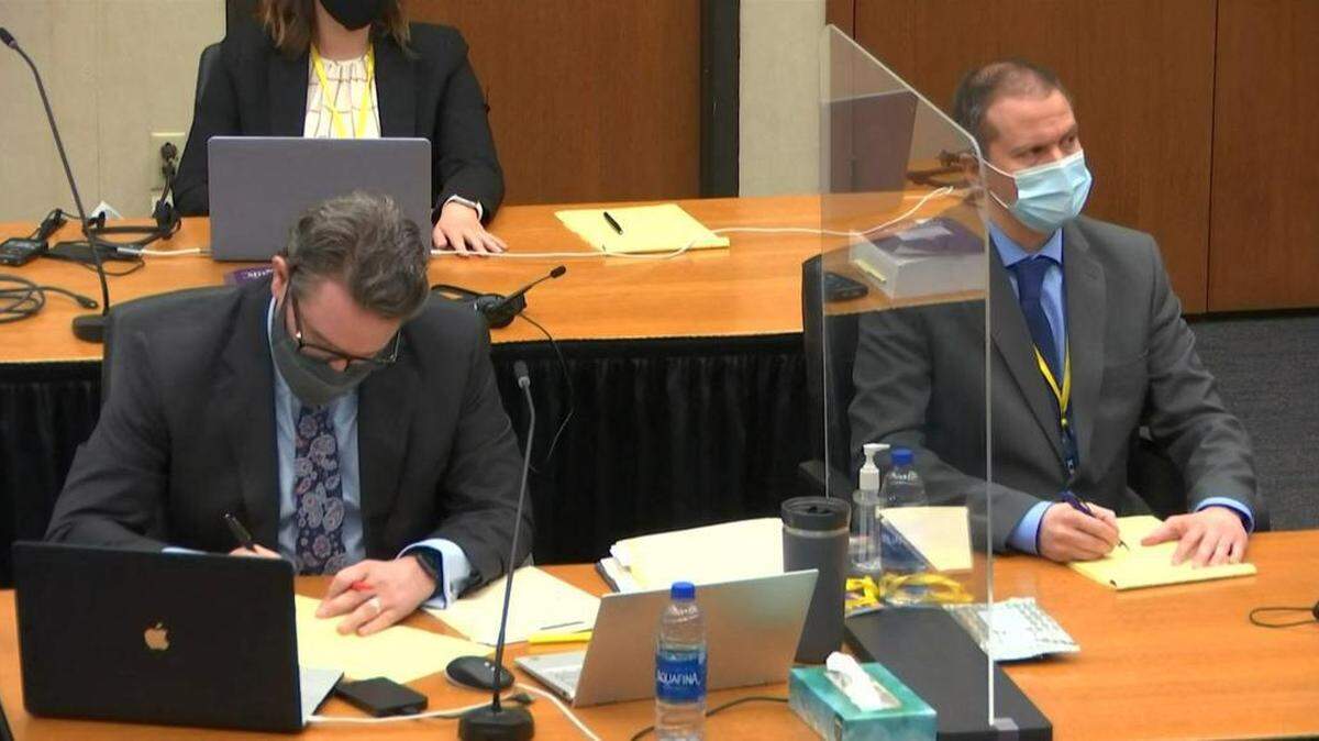 Esta captura de pantalla de Court TV  muestra al ex oficial de policía Derek Chauvin, acusado de la muerte de George Floyd durante su juicio en Minneapolis, Minnesota, el 29 de marzo de 2021.