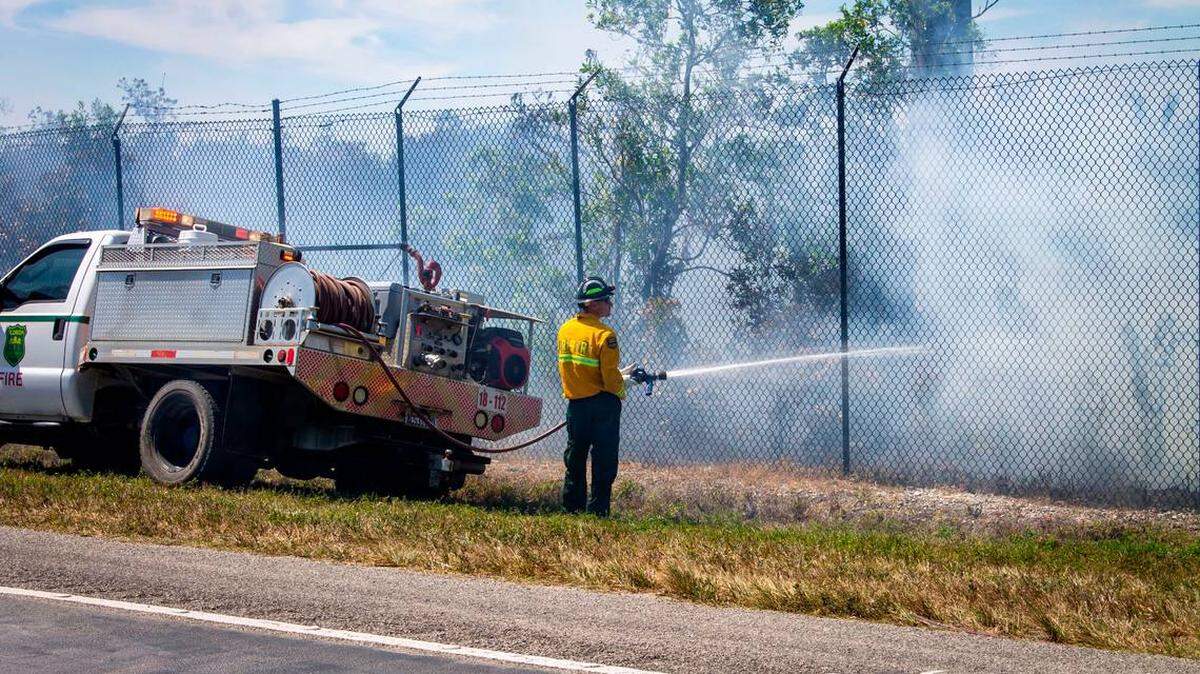 Bomberos del Servicio Forestal de la Florida combaten uno de los fuegos de maleza que se desató el viernes, 21 de marzo de 2025, a lo largo de la calle 344 en Homestead.