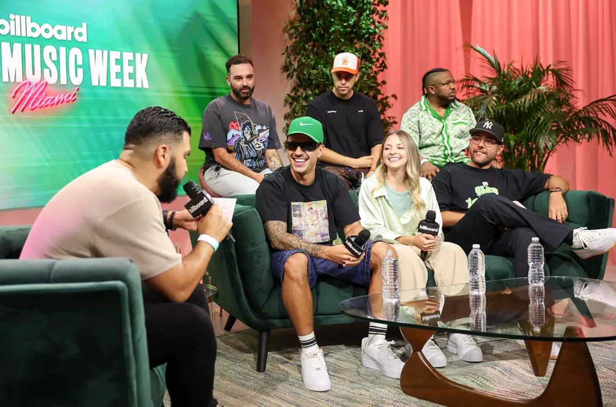 El cantente colombiano Feid y su equipo creativo en los Billboard Latin Music Week 2023 en Miami Beach, Florida