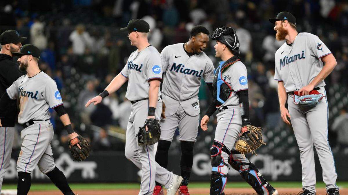 Los Miami Marlins celebran la derrota de los Seattle Mariners en el T-Mobile Park.
