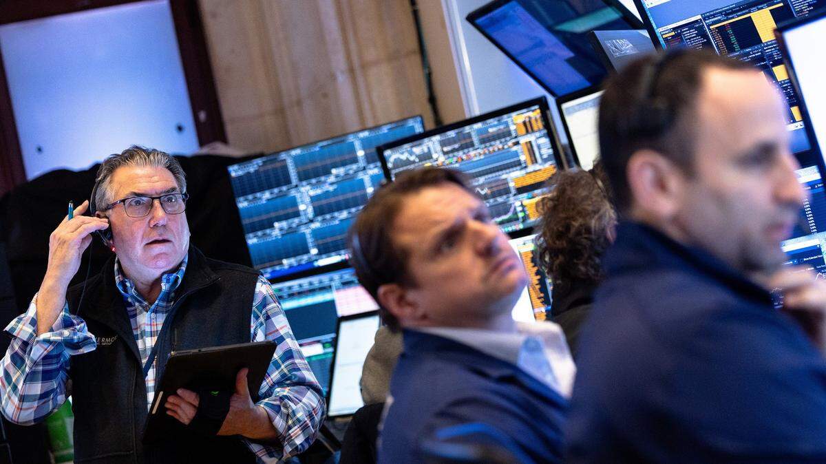 Operadores trabajan en el parqué de la Bolsa de Valores de Nueva York durante la mañana del pasado jueves. El mercado bursátil cerró la semana con pérdidas en los tres principales índices bursátiles, como reacción al anuncio del presidente Donald Trump de imponer aranceles radicales al comercio con el resto del mundo.