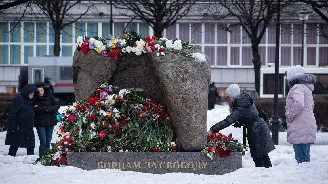 VARIAS PERSONAS dejan flores en un monumento a las víctimas de represión política para recordar al líder opositor Alexei Navalny, en San Petersburgo, Rusia, el sábado 17 de febrero de 2024.