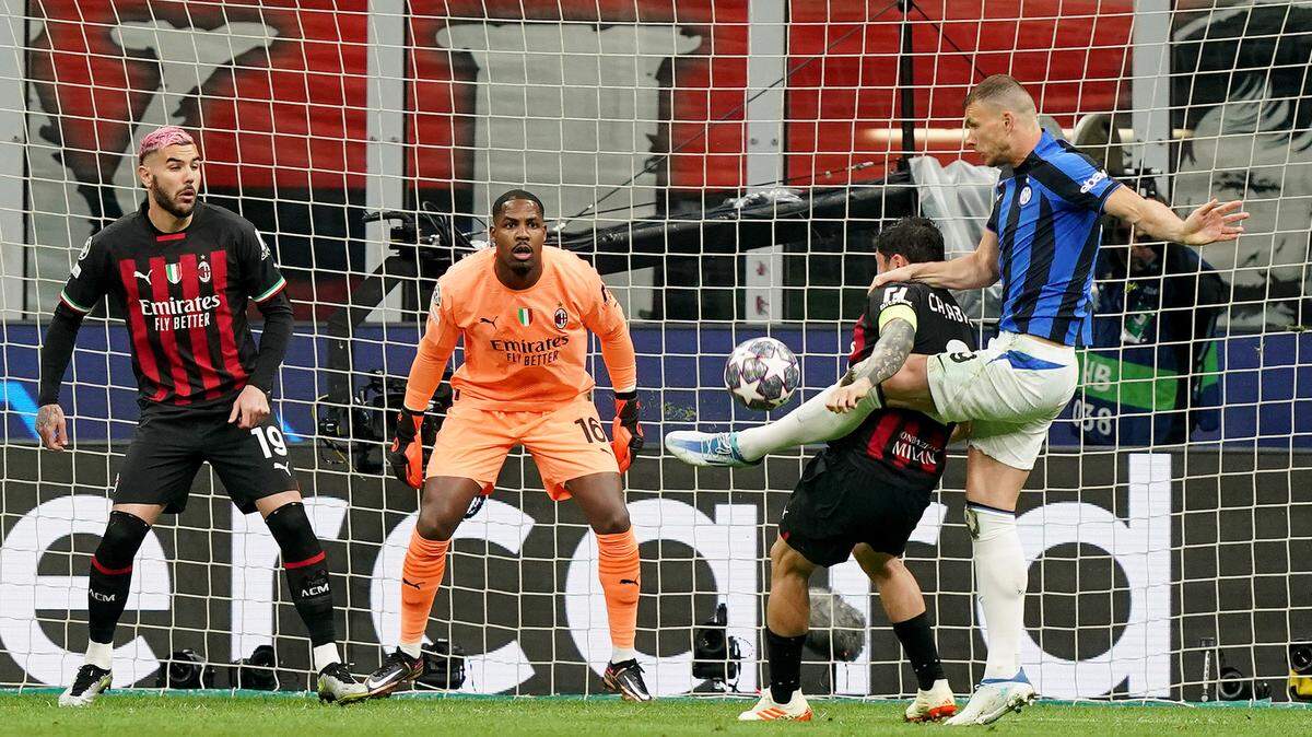 El jugador del Inter Edin Dzeko (der.) anotó el primer gol del triunfo 2-0 de su equipo ante el Milan, en el partido de ida de la semifinal de la Liga de Campeones, celebrado el 10 de mayo de 2023 en Milán.