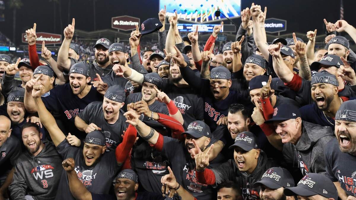 Los jugadores de los Medias Rojas celebran tras derrotar 5-1 a los Dodgers en el quinto partido de la Serie Mundial, el 28 de octubre de 2018 en Miami.