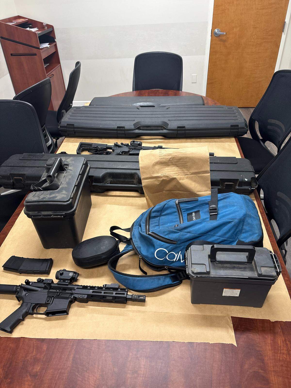 Algunas de las armas decomisadas en la casa de un hombre del Condado Palm Beach.