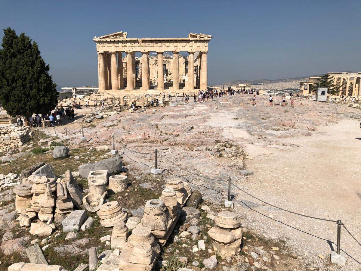 Impresionante vista del famoso Partenón. Fue construido en honor a la diosa Atenea Partenos, la patrona de Atenas para darle las gracias por la protección de la ciudad durante las guerras Persas.