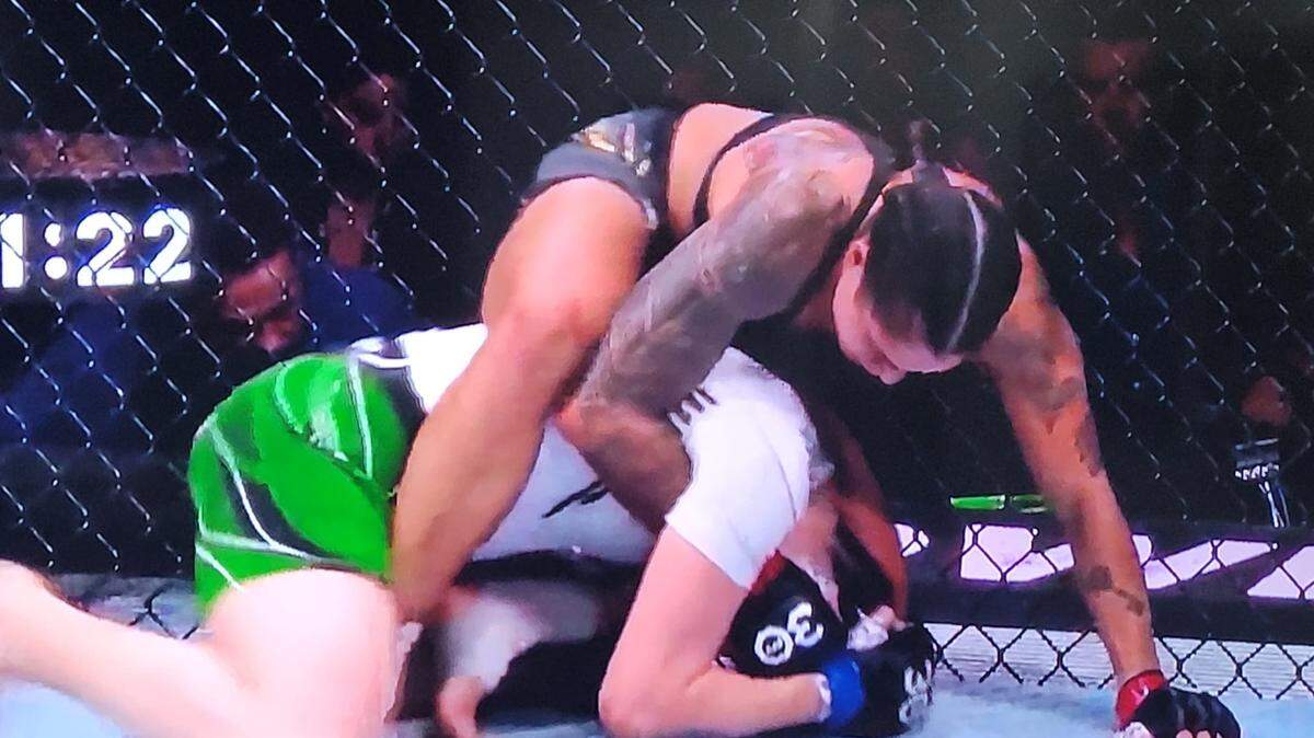 La brasileña anunció su retirada después de dominar a Irene Aldana para retener su título de peso gallo femenino en UFC 289 con sede en Vancouver el sábado y lo hace como la mejor luchadora femenina de la historia,además de irse como campeona de dos divisiones, ya que todavía ostenta también la corona pluma.