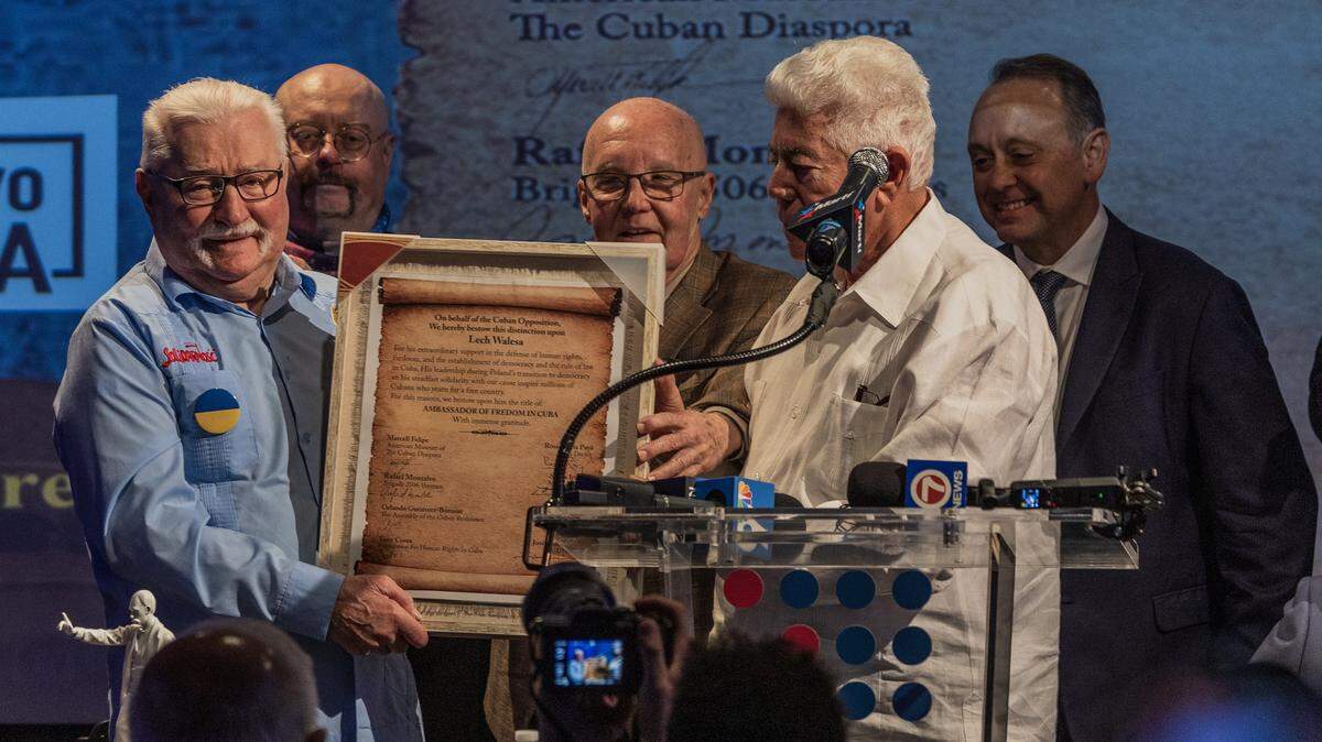 El Museo Americano de la Diáspora Cubana recibió este jueves, 12 de febrero, al expresidente de Polonia y premio Nobal de la Paz Lech Walesa para concederle el título de “Embajador de la Libertad en Cuba”, que le entregaron los expresos políticos cubanos Luis Zúñiga (centro) y Angel de Fana (segundo desde la derecha) durante un evento para reconocer su extraordinario apoyo a la defensa de los derechos humanos, la libertad y el establecimiento de la democracia y el estado de derecho en Cuba. La actividad fue auspiciada por un grupo de organizaciones de exiliados cubanos en Miami.