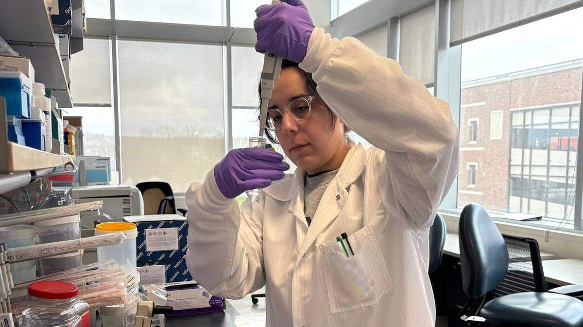 ADELAIDE TOVAR, genetista postdoctoral de la Universidad de Michigan, se encuentra entre los aproximadamente 200 jóvenes científicos que enfrentan pérdida de financiación.