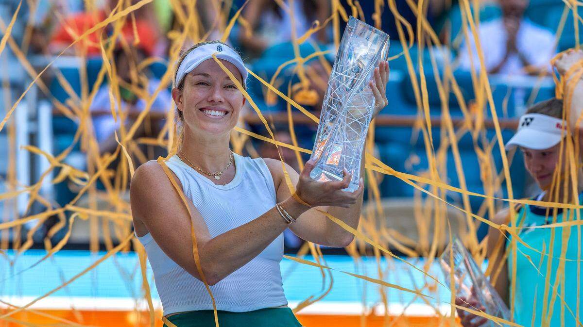 La estadounidense Danielle Collins alza el trofeo de campeona del Miami Open tras derrotar en la final a la kazaja Elena Rybakina, en el partido celebrado el 30 de marzo de 2024 en el Hard Rock Stadium de Miami Garden. 