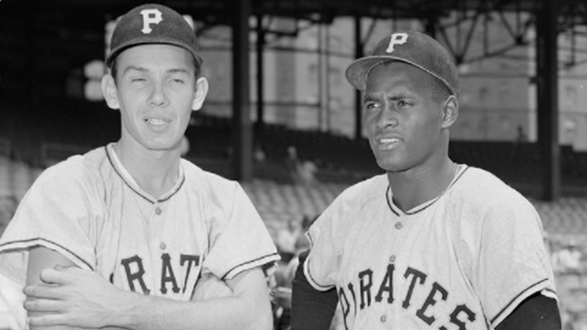 Foto de archivo. Cholly Naranjo (izq.) con el legendario Roberto Clemente, su compañero de equipo en los Piratas de Pittsburgh en 1956.