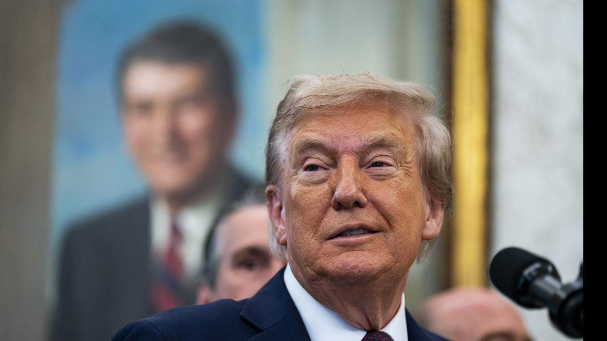 El presidente de Estados Unidos, Donald Trump, volvió a amenazar con una intervención militar en Chicago y firmó la orden para renombrar el Departamento de Defensa como “Departamento de Guerra”, lo que generó protestas y críticas de líderes demócratas.