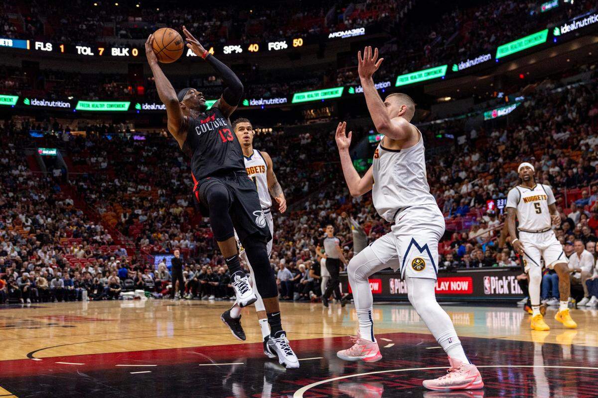 El jugador del Heat Bam Adebayo tira al aro ante la marca de Nikola Jokic, de los Nuggets de Denver, en el partido celebrado el 13 de marzo de 2024 en Miami.