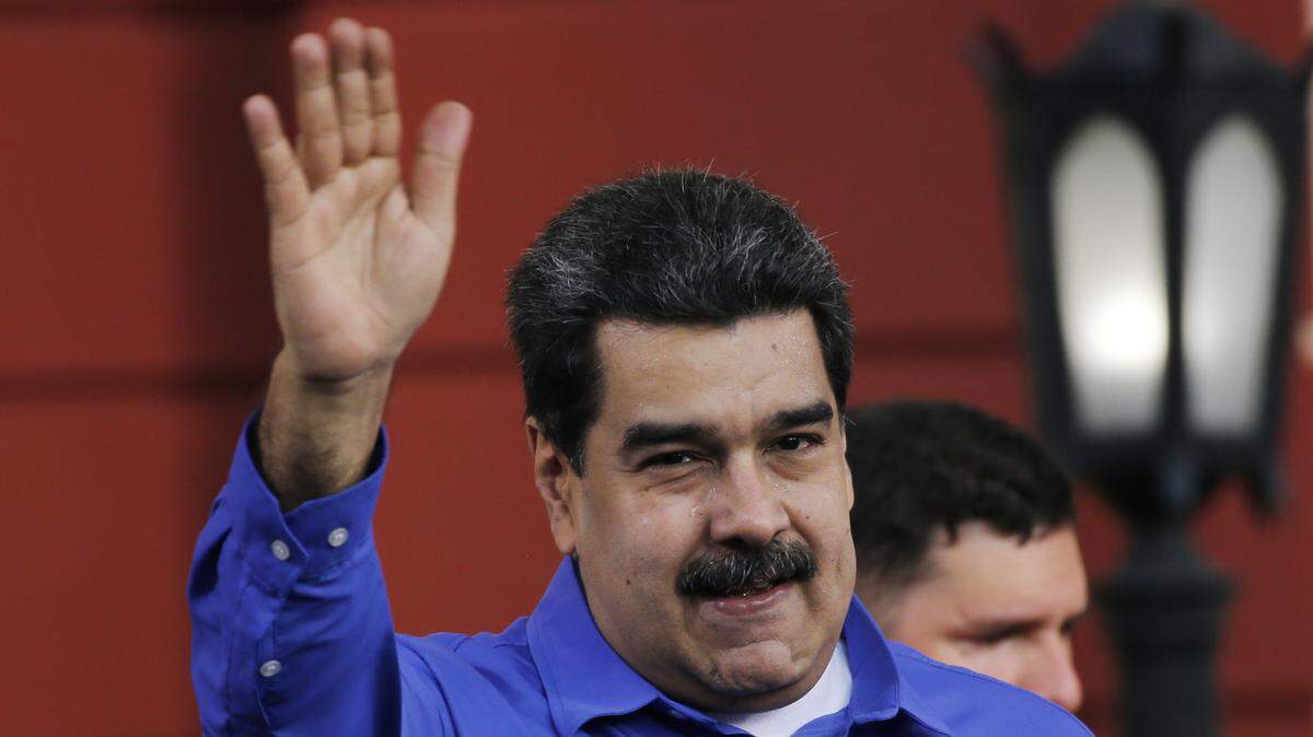 Venezuelan President Nicolás Maduro waves in Caracas on Nov. 21, 2018.