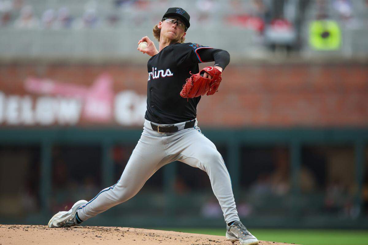 El abridor de los Marlins de Miami Max Meyer lanza en el primer inning del partido ante los Bravos, celebrado el 1ro de agosto de 2024 en el Truist Park de Atlanta.