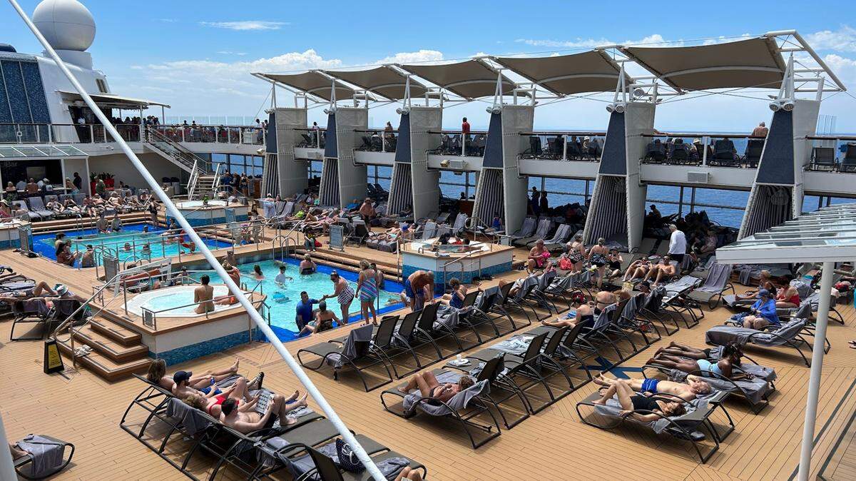 Celebrity Silhouette tiene dos piscinas: una para adultos y otra para niños.