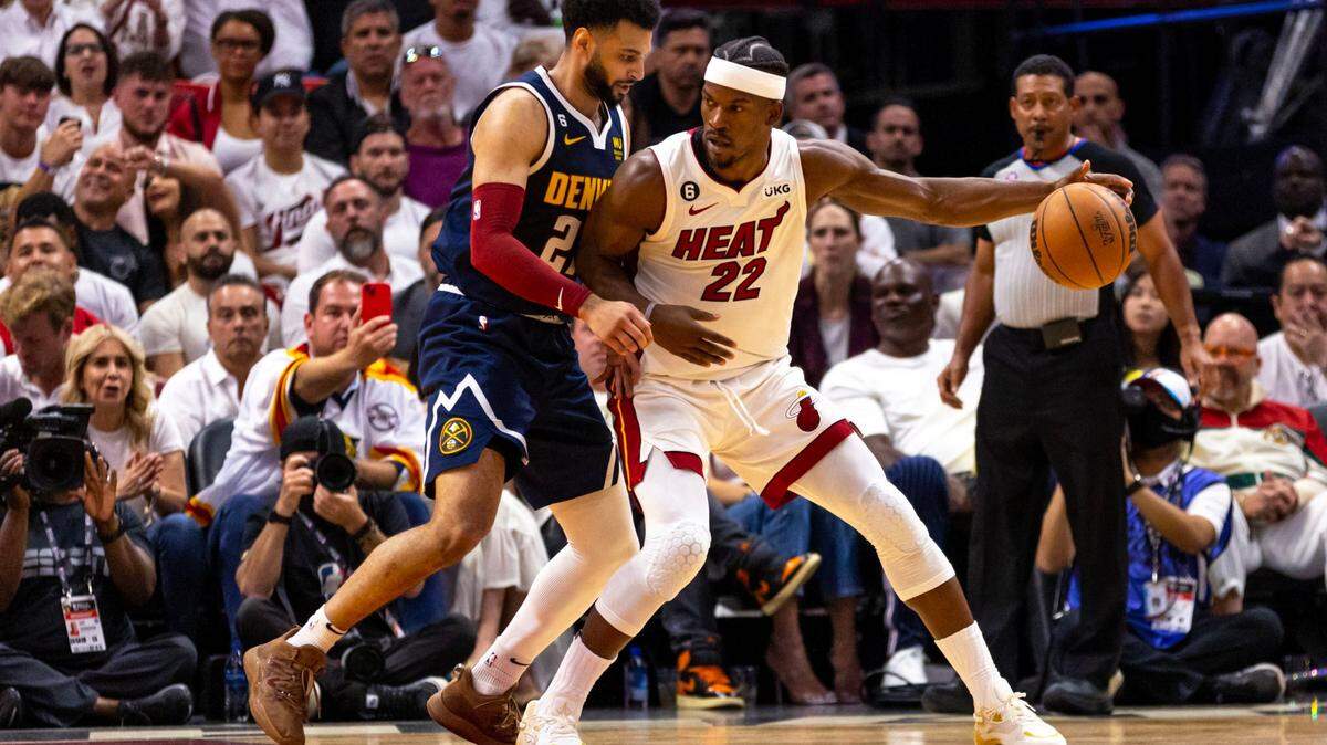El alero del Miami Heat, Jimmy Butler (22), enfrenta al armador de los Denver Nuggets, Jamal Murray (27), durante la primera mitad del Juego 4 de las Finales de la NBA en el Kaseya Center el viernes 9 de junio de 2023, en el centro de Miami, Florida.
