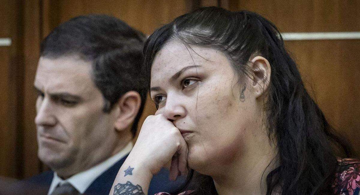 Daisy Link (derecha), quien acaparó titulares por quedar embarazada mientras estaba detenida en TGK, escucha los argumentos finales de la fiscalía junto con su abogado. Link está acusada de dispararle fatalmente en la pierna a su pareja de muchos años en Homestead.