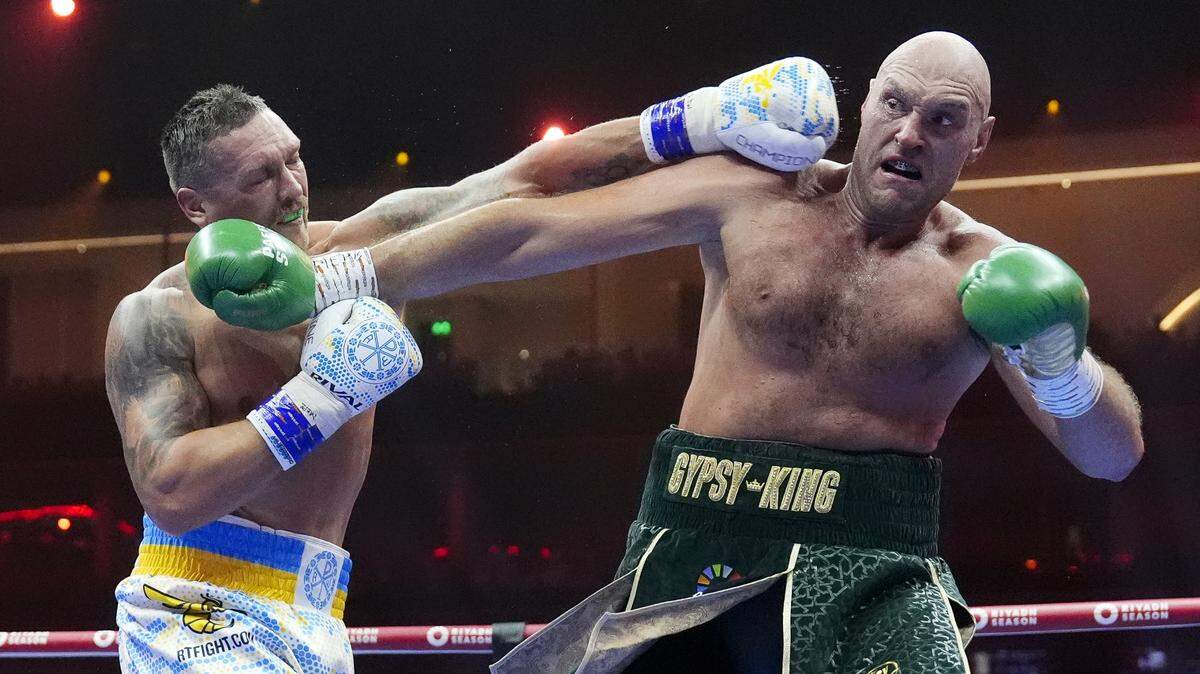 El boxeador de Ucrania Oleksandr Usyk (izquierda) golpea al inglés Tyson Fur en la pelea celebrada el 22 de mayo de 2024 en Arabia Saudita.