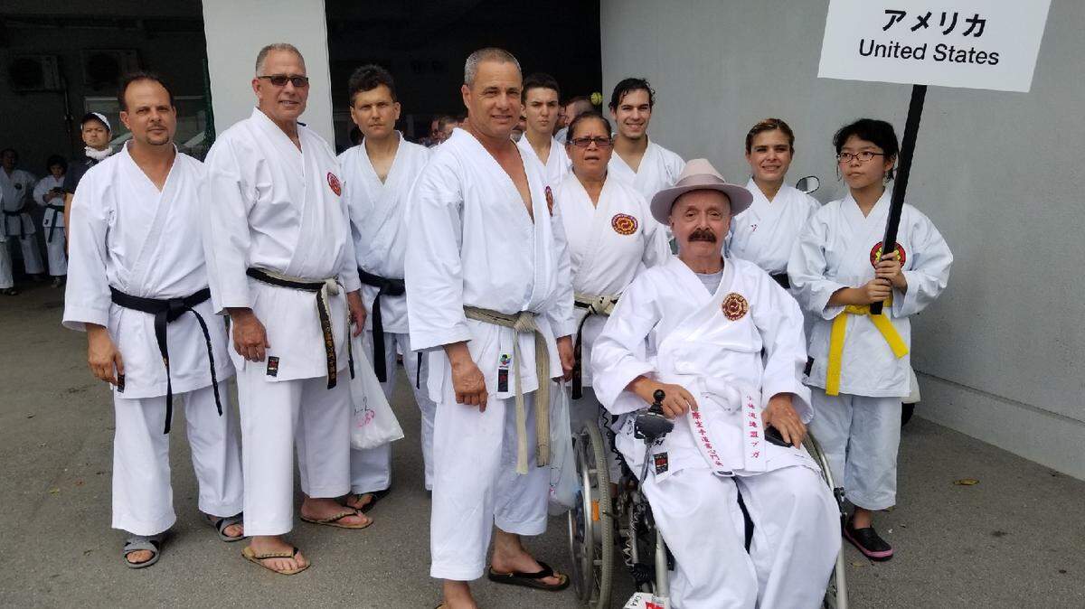 EL PROFESOR  al frente de la delegación que asistió al torneo internacional de Okinawa.