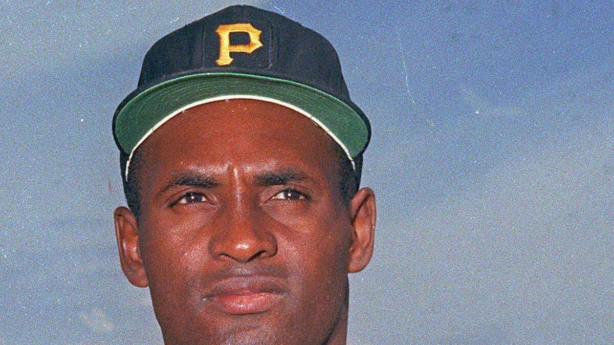 Roberto Clemente fue uno de los jugadores más dominantes de su época al combinar excelencia ofensiva y defensiva. Con su guante maravilloso, sus jugadas sensacionales y sus tiros precisos con fortaleza a las bases, logró sumar 12 premios Guantes de Oro. Para muchos expertos ha sido el mejor jardinero derecho defensivo de la historia.