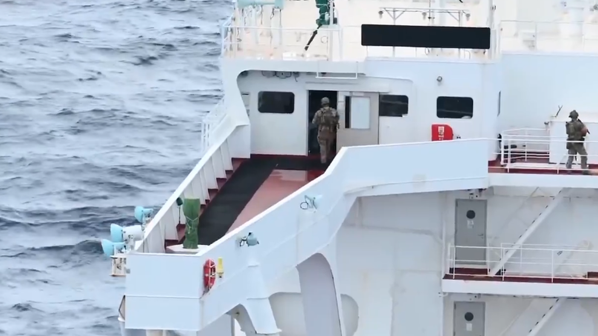 Imagen tomada de un video que el Departamento de Defensa de EEUU compartió en X, el domingo 15 de febrero de 2026. En ella se observa el momento en que soldados de EEUU interceptan un buque petrolero en el océano Índico.
