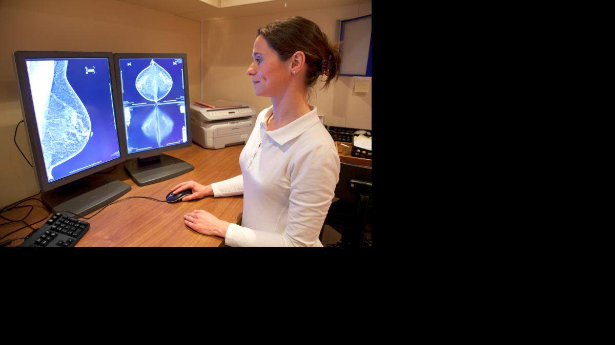Las mujeres que experimentan la menopausia antes de los 40 años son menos propensas a desarrollar este tipo de cáncer