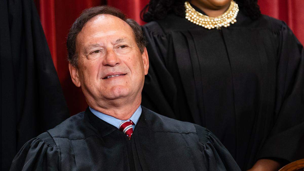 El juez conservador Samuel Alito se enfrentó la semana pasada a las peticiones de los demócratas para que se recusara de los casos relacionados con Donald Trump después de que el New York Times confirmara que una bandera estadounidense invertida -símbolo de las falsas acusaciones de fraude electoral del expresidente- fue izada en su casa de Virginia en 2021.