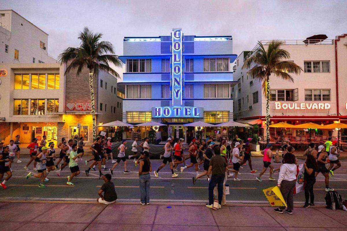 Corredores pasan frente al Hotel Colony mientras recorren Ocean Drive participando en la 23va. edición anual del Maratón y Medio Maratón Life Time Miami el domingo 2 de febrero de 2025, en Miami, Florida.