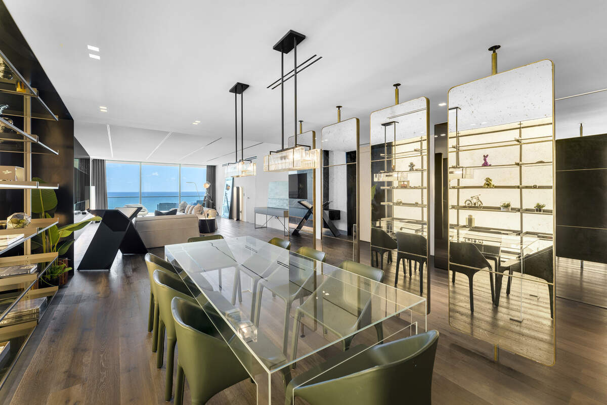 El comedor del apartamento cuenta con paneles giratorios con espejos.