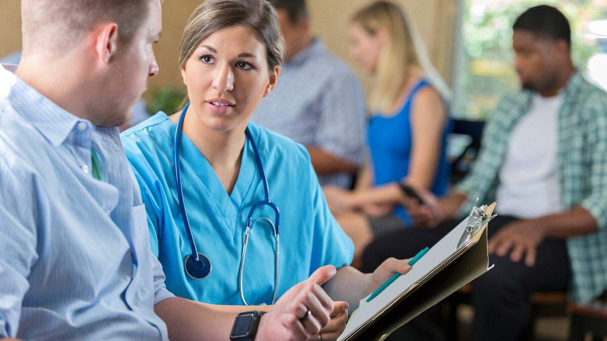 Cuando se prepara el alta de un paciente, el personal del hospital debería preguntarse sobre las circunstancias de vida de los pacientes mayores, el apoyo social y la ayuda que creen que necesitarán.