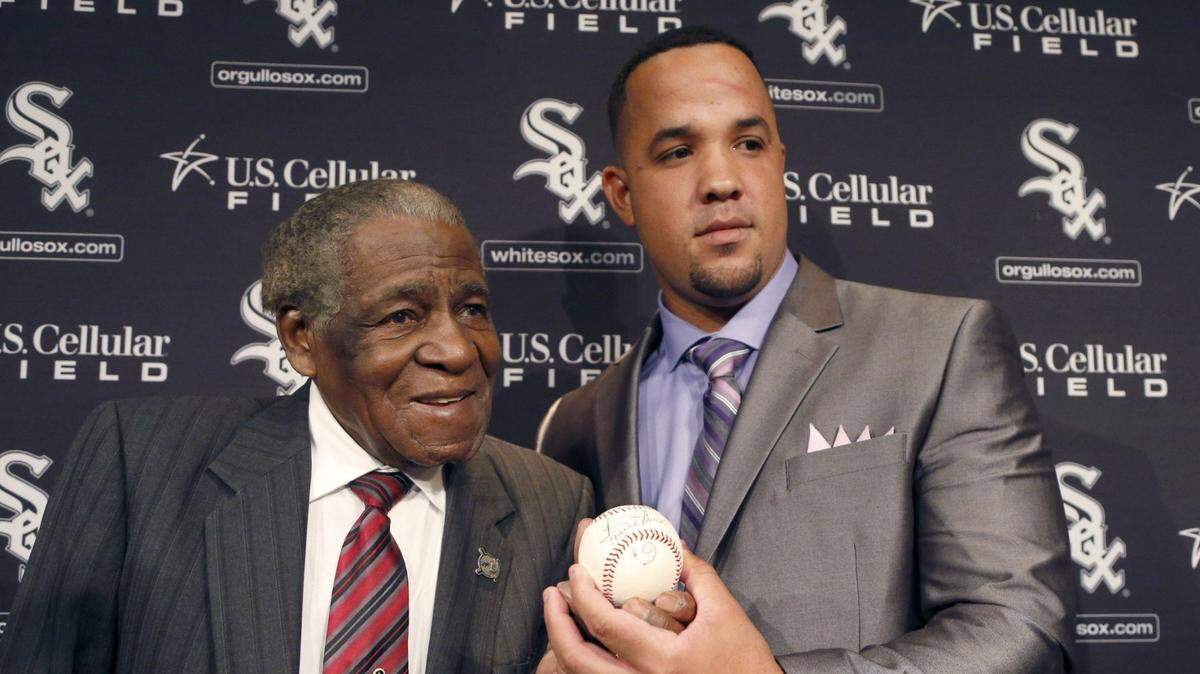 José Abreu (der.) posa con Orestes Miñoso en su presentación como peloteros de los Medias Blancas, el el 29 de octubre de 2013 en Chicago.