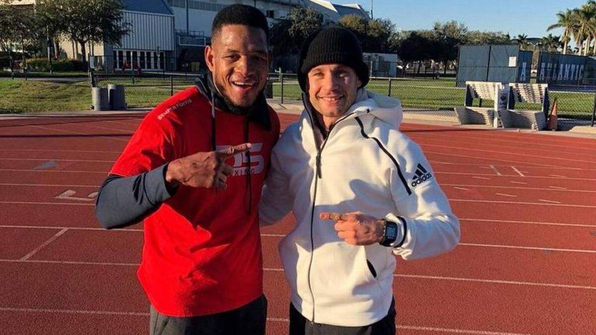 SULLIVAN BARRERA y Chris Algieri durante un momento de los entrenamientos.