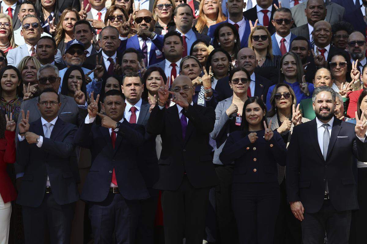 Los miembros de la Asamblea Nacional posan para una foto grupal después de la sesión inaugural del período legislativo constitucional 2026-2031 en el Palacio Federal Legislativo, el lunes 5 de enero de 2026 en Caracas, Venezuela.