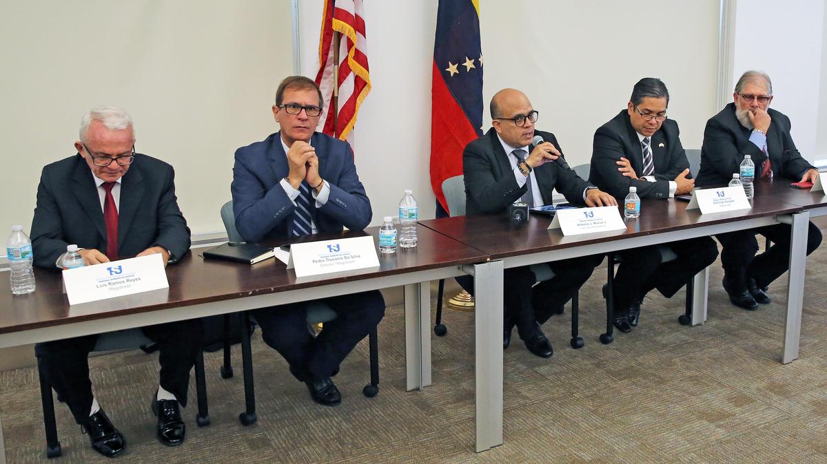 Un panel observa en vivo la transmisión desde Colombia del juicio contra el gobernante venezolano Nicolás Maduro, en la alcaldía de Doral, en Florida, el 2 de agosto del 2018.