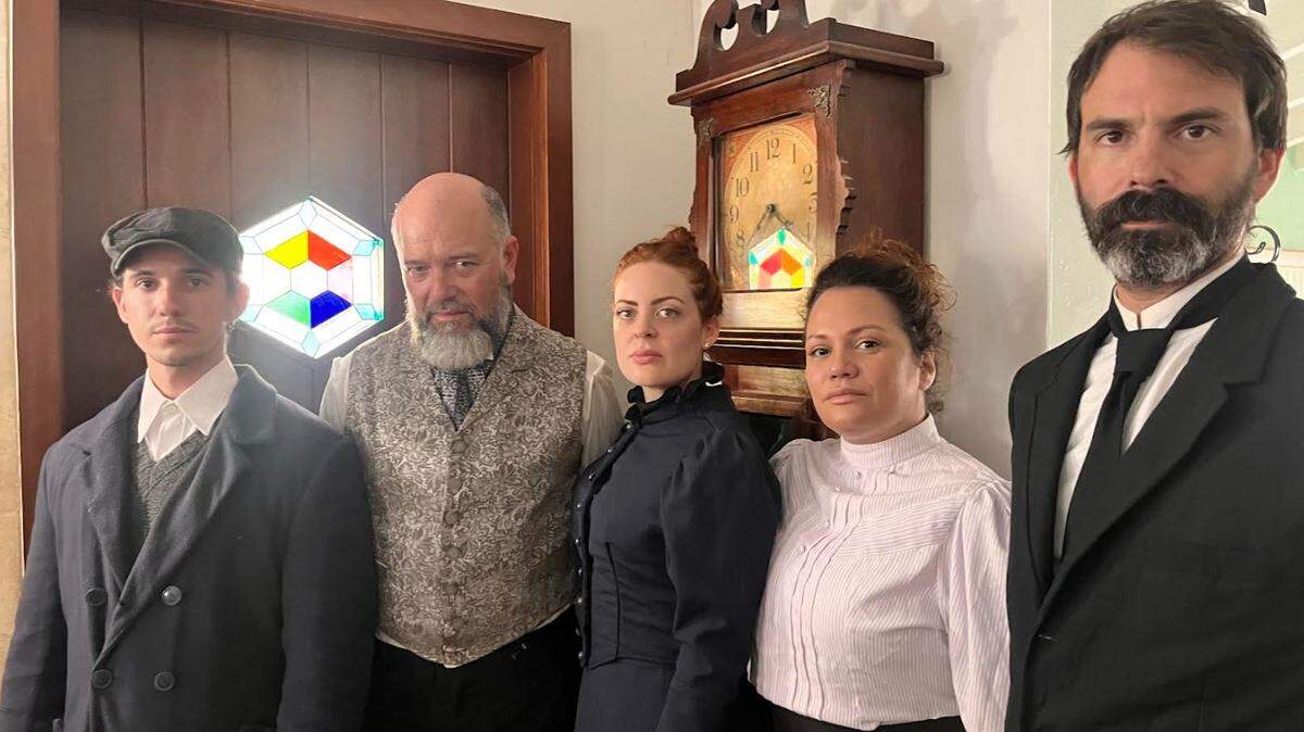 En una prueba de vestuario, de derecha a izquierda, parte del elenco de “Hierro”: Caleb Casas, Rachel Pastor, Claudia Valdés, Carlos Acosta Milián y Joel Lara. 