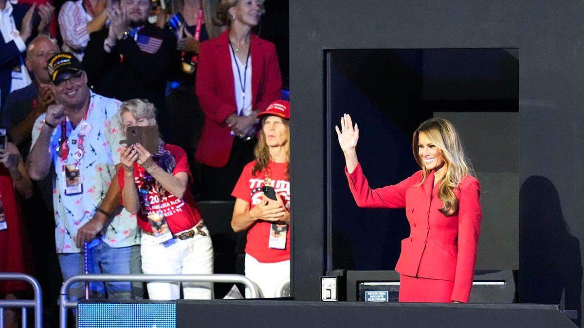 La exprimera dama estadounidense Melania Trump participó este jueves en la última jornada de la Conferencia Nacional Republicana, acompañada de los hijos del expresidente y de varios de sus nietos, para escuchar el discurso en el que su marido aceptó la candidatura republicana a la presidencia.