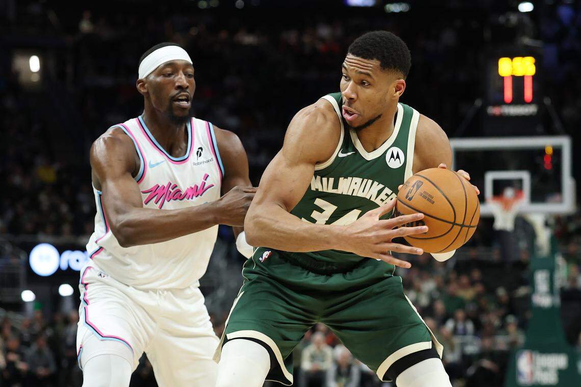 El astro de los Bucks Giannis Antetokounmpo (der.) trata de pasar la marca de Bam Adebayo, del Heat de Miami, en el partido celebrado en el Fiserv Forum en Milwaukee, Wisconsin.
