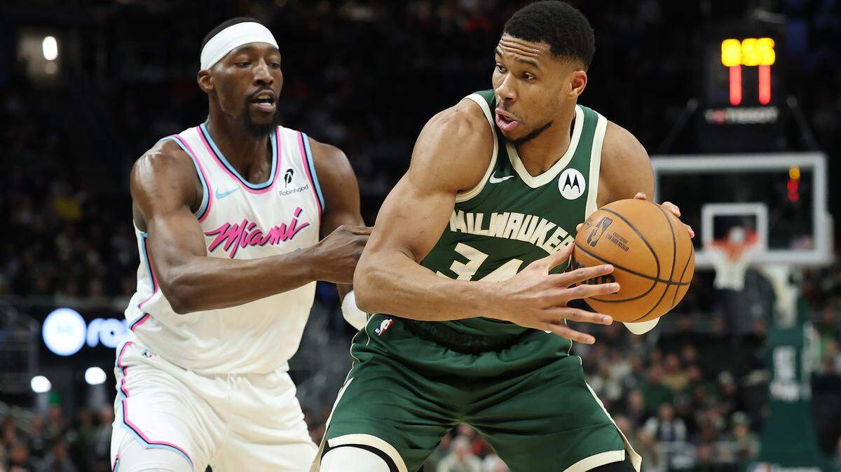 La estrella de los Bucks, Giannis Antetokounmpo, trata de pasar la marca de Bam Adebayo, del Heat de Miami, durante un partido en el Fiserv Forum en Milwaukee, Wisconsin.