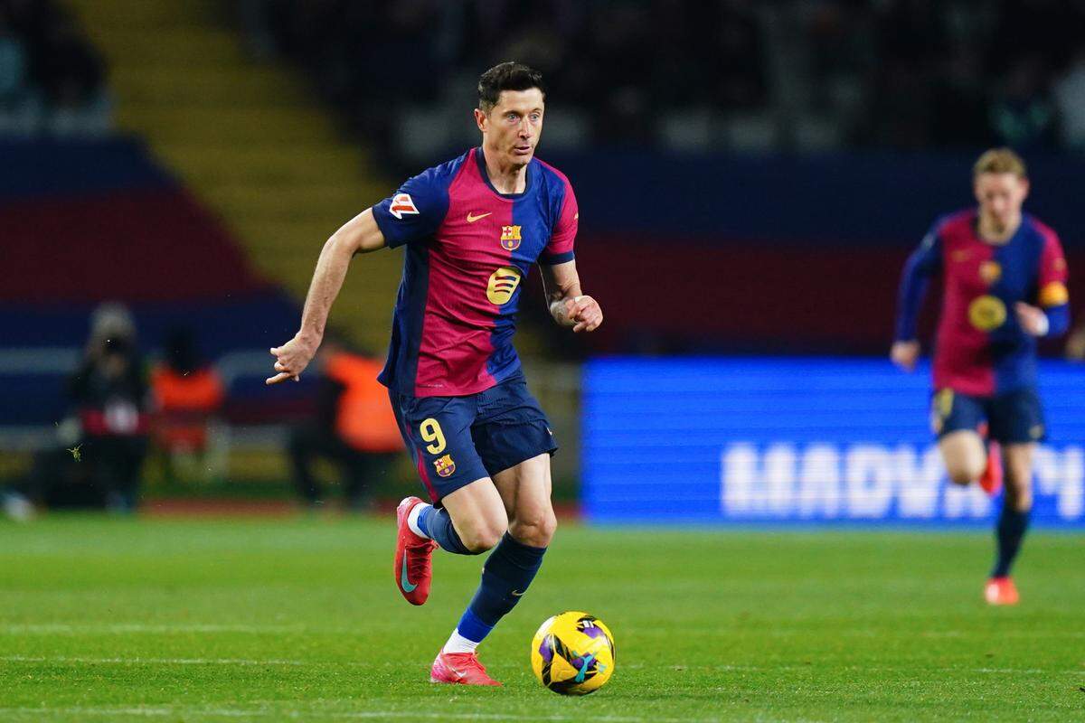 El delantero del Barcelona Robert Lewandowski sigue liderando la tabla de goleadores de la liga española con 20 dianas.