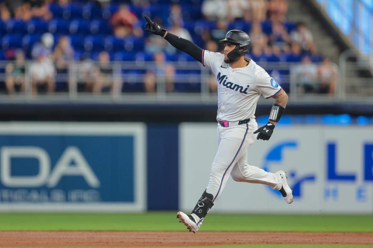 El receptor de los Marlins Agustín Ramírez recorre las bases tras pegar un jonrón en el primer inning del partido ante los Cachorros de Chicago, celebrado el 19 de mayo de 2025 en Miami.