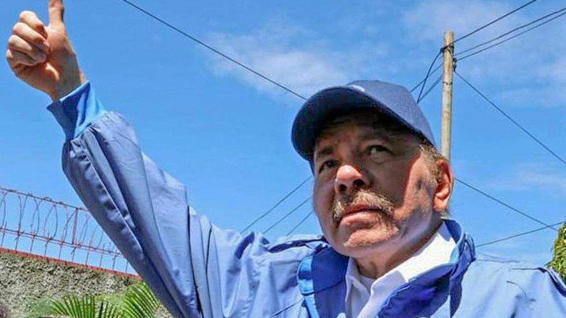 Imagen publicada por la oficina de prensa de la presidencia de Nicaragua del presidente y candidato presidencial de Nicaragua, Daniel Ortega, levantando el pulgar después de emitir su voto durante las elecciones generales, en Managua, Nicaragua, el 7 de noviembre de 2021. AFP PHOTO / PRESIDENCIA NICARAGUA - Cesar PEREZ - a través de Getty Image