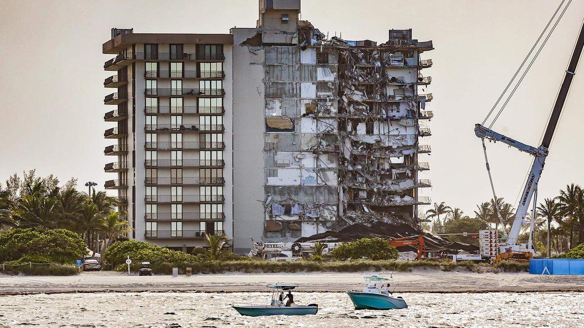 Imagen del derrumbe del edificio de condominios Champlain Towers South, en Surfside, Florida.