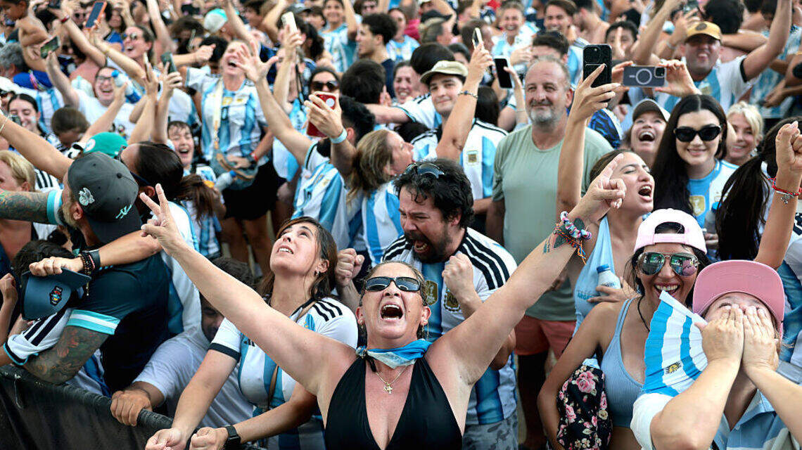 El perro afuera y la suegra tejiendo: los rituales argentinos para la final con España en el Mundial