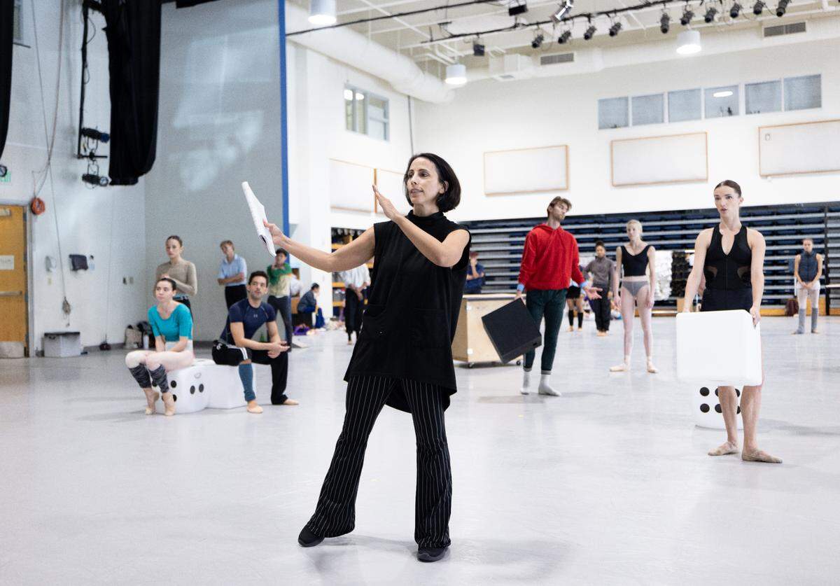 Annabelle López Ochoa, aquí en un ensayo de “Carmen” con los bailarines de Miami City Ballet.