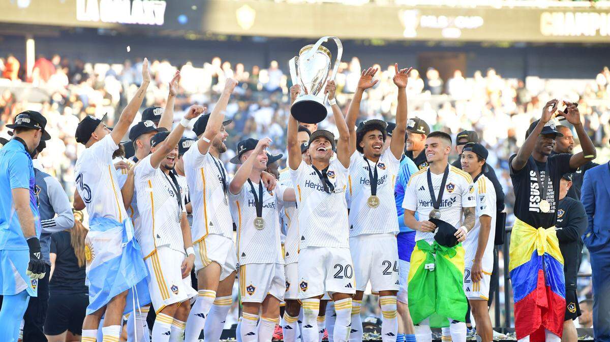 Acabando con diez años de sequía, Los Angeles Galaxy derrotó este sábado 2-1 al New York Red Bulls en la final de la liga norteamericana (MLS) y conquistó el sexto título de su historia.